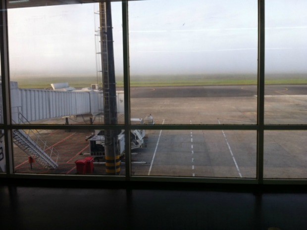 Neblina fechou Aeroporto Internacional Eduardo Gomes em Manaus (Foto: Muniz Neto/G1 AM)
