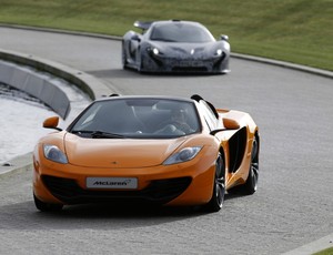 Sergio Pérez e Jenson Button chegam com carros esporte da McLaren ao lançamento (Foto: Divulgação)