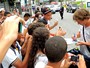 Sem 'drible' e esbanjando simpatia, Uruguai chega a hotel no Recife