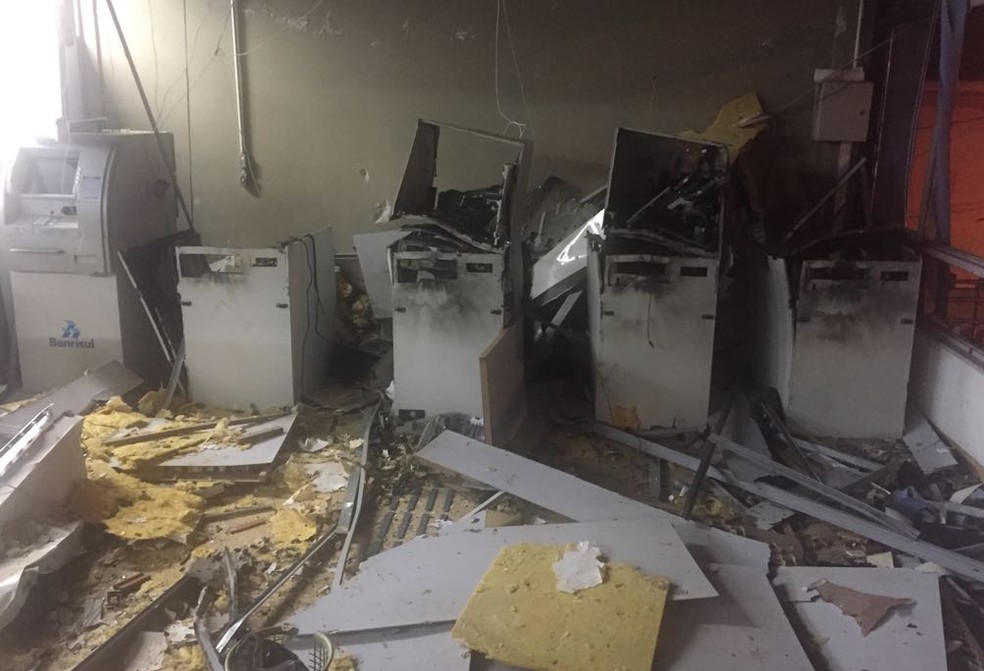 Caixas eletrônicos do Banrisul ficaram destruídos (Foto: Divulgação/Polícia Civil)