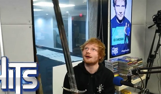 Sheeran surtou quando ganhou a espada de Jon Snow, personagem da série 'Game of Thrones' (Foto: Reprodução)
