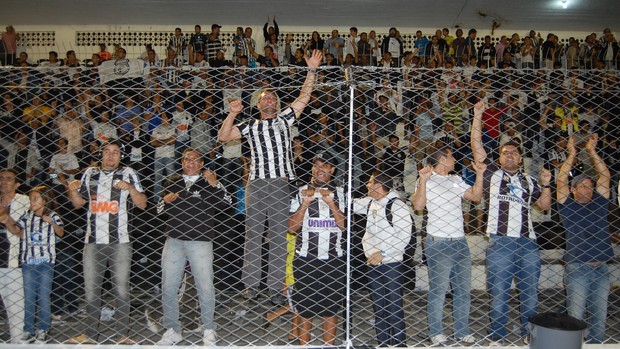 Torcida do Treze no Presidente Vargas (Foto: Jackson Rodineli / TV Paraíba)