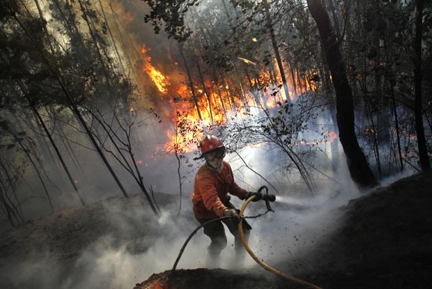 Bombeiro combate fogo florestal em Alvaiazere, Portugal, nesta terça-feira (4) (Foto: AFP)