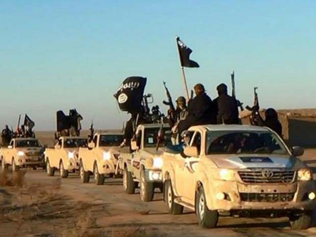 Jihadistas do Estado Islâmico exibem suas armas e bandeiras do grupo em comboio em uma estrada de Raqqa, na Síria, que se dirige ao Iraque (Foto: Militant website via AP) Jihadistas do Estado Islâmico exibem suas armas e bandeiras do grupo em comboio em uma estrada de Raqqa, na Síria, que se dirige ao Iraque (Foto: Militant website via AP)
