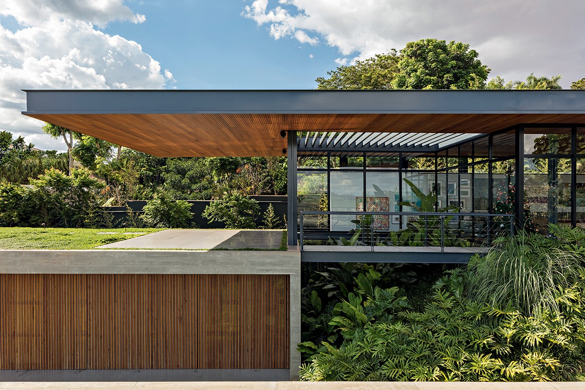 Design biofílico marca a residência em Ribeirão Preto, SP, projetada pelo estúdio global Perkins&Will, com escritório na capital paulista; um destaque é o telhado verde (Foto: Leonardo Finotti / Divulgação )