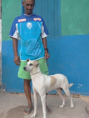 Cachorro do CSA com o novo dono (Foto: Paulo Victor Malta / Globoesporte.com)