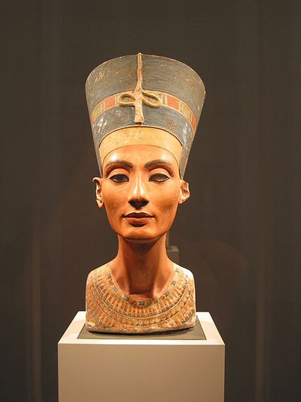 Busto de Nefertiti exposto no Novo Museu em Berlim