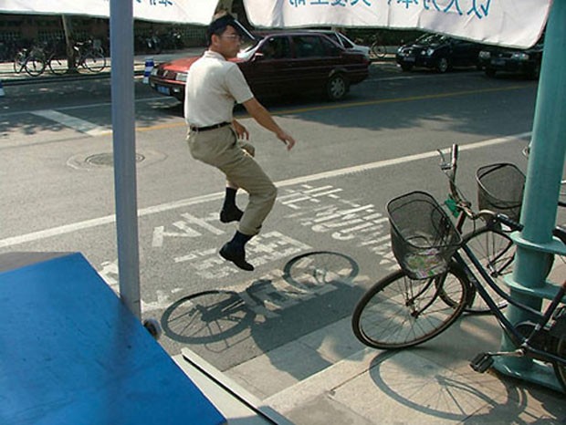 Artista manipulou fotos deixando apenas as sombras das bicicletas (Foto: Divulgação)