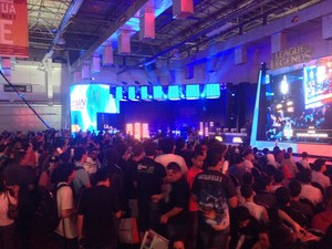 Espectadores lotam estande da Riot para ver partidas ao vivo no campeonato de 'League of Legends' durante a Brasil Game Show (Foto: Gustavo Petró/G1)