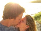 Gisele Bündchen posta foto beijando Tom Brady e faz homenagem