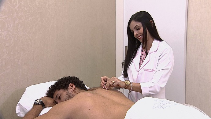 Brucce Cabral encara uma sessão de acupuntura (Foto: TV Sergipe)