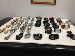 Relógios deixados por clientes (Foto: Gabriel Luiz/G1)