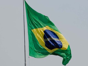 Bandeira do Brasil hasteada no Parque do Peão (Foto: Érico Andrade/ G1)