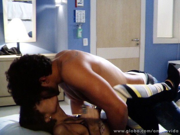 Michel e Patrícia resolvem "fazer as pazes" na sala de repouso do hospital (Foto: Amor à Vida / TV Globo)