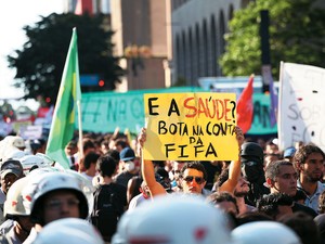 NAS RUAS Protesto contra o Mundial em São Paulo, no  dia 25. Episódios de violência preocupam o governo federal (Foto: Renato S. Cerqueira/Futura Press/Folhapress)