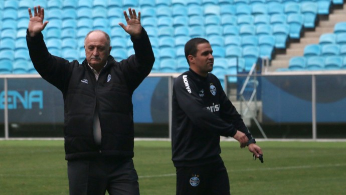 Felipão após conversa com André Jardine na Arena  (Foto: Diego Guichard)