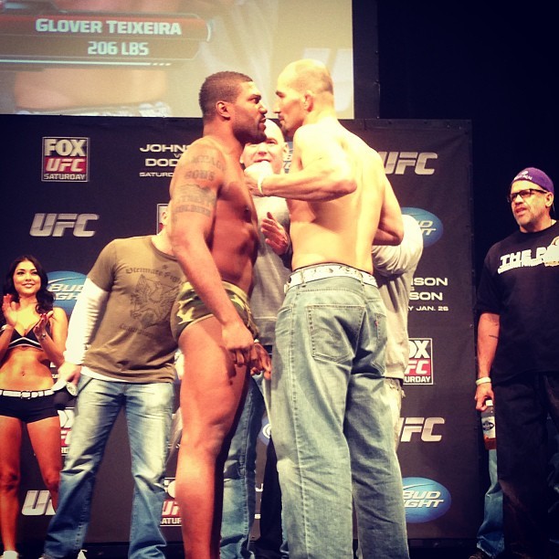Rampage Jackson encara Glover Teixeira na pesagem do UFC (Foto: Reprodução/Instagram)