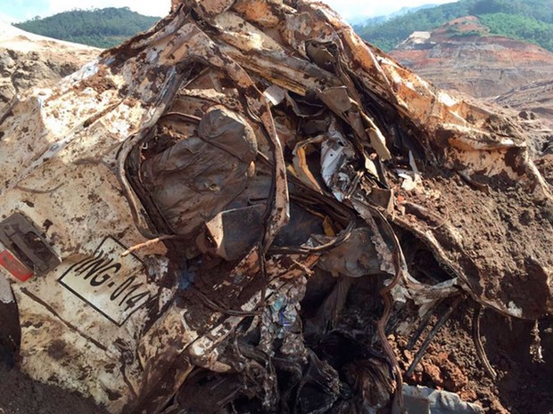 Décimo oitavo corpo encontrado estava em cabine de caminhão na área da barragem de Fundão (Foto: Corpo de Bombeiros/Divulgação)