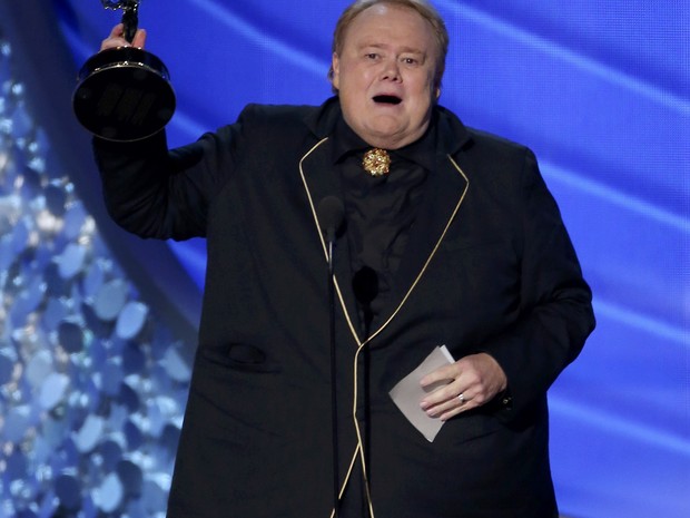 Louie Anderson ganha o primeiro Emmy da noite como ator coadjuvante em série de comédia em &#39;Baskets&#39; (Foto: Mike Blake/Reuters)