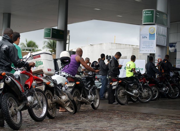 Em protesto, posto de Salvador vende gasolina com 53% de desconto (Foto: Egi Santana/ G1)