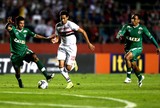 Ganso, Tinga e Arouca disputam gol mais perdido da rodada do Brasileiro Ganso, Tinga e Arouca disputam gol mais perdido da rodada do Brasileiro