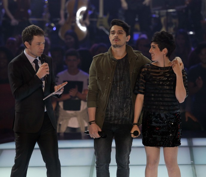 Dan Costa e Joana Castanheira no palco do 'The Voice Brasil' (Foto: Artur Meninea/Gshow)