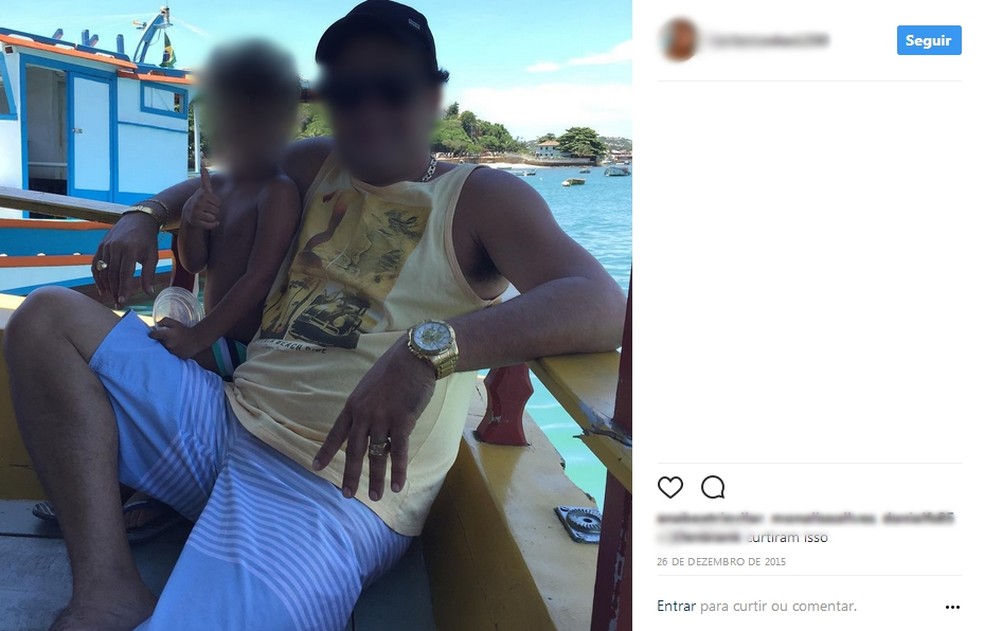 Suspeito de liderar a quadrilha ostentava joias e acessórios de ouro em viagem de barco (Foto: Reprodução/Instagram)