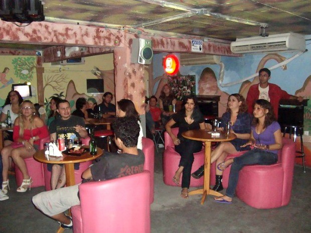 Segundo o proprietário, diferencial do Caverna Rock Café é o estilo pub europeu temático (Foto: Divulgação)