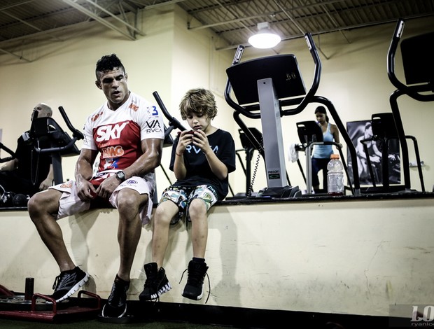 Vitor Belfort e o filho Davi (Foto: Ryan Loco)