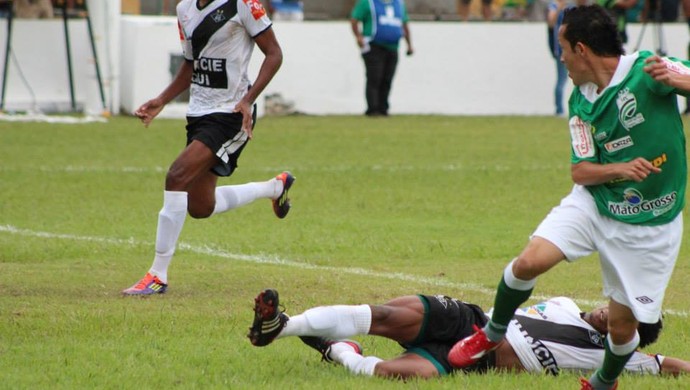 Samuel marca ma vitria do Luverdense (Foto: Assessoria/Luverdense Esporte Clube)