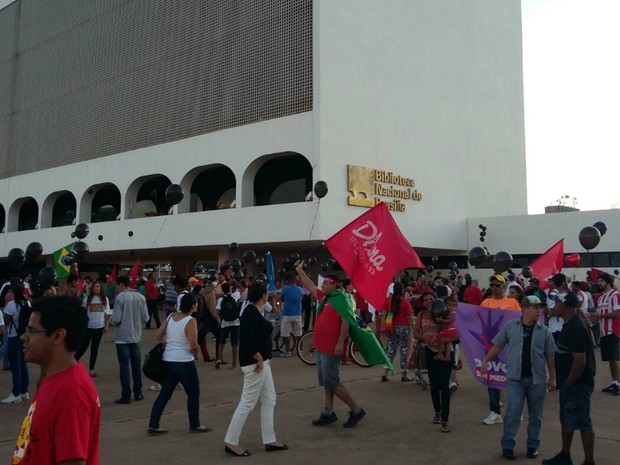 Protesto contra o governo Michel Temer em frente à Biblioteca Nacional na Esplanada dos Ministérios, em Brasília (Foto: Pedro Borges/G1)