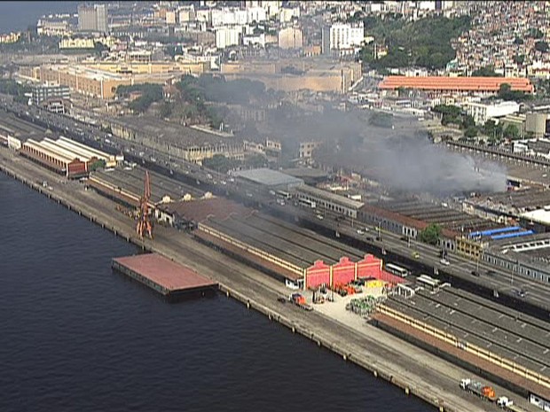 Vista aéra do barracão que pegou fogo na Zona Portuária (Foto: Reprodução / TV Globo)