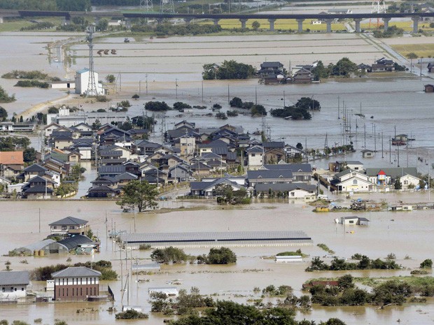 Áreas residenciais ficaram inundadas após a passagem do tufão Man-yi.  (Foto: Associated Press)