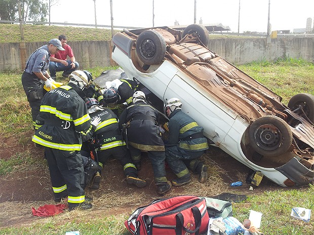 Motorista ficou presa nas ferragens após capotagem na Anhanguera (Foto: Michel Montefeltro/G1)