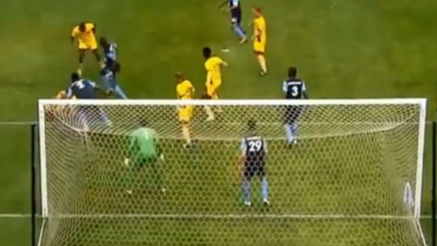 Bate-rebate no duelo entre Santos FC e Chippa United, pela segunda divião da África do Sul (Foto: Reprodução SporTV)