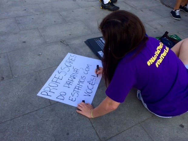 Estudante faz faixa em solidariedade a professores (Foto: Káthia Mello / G1)