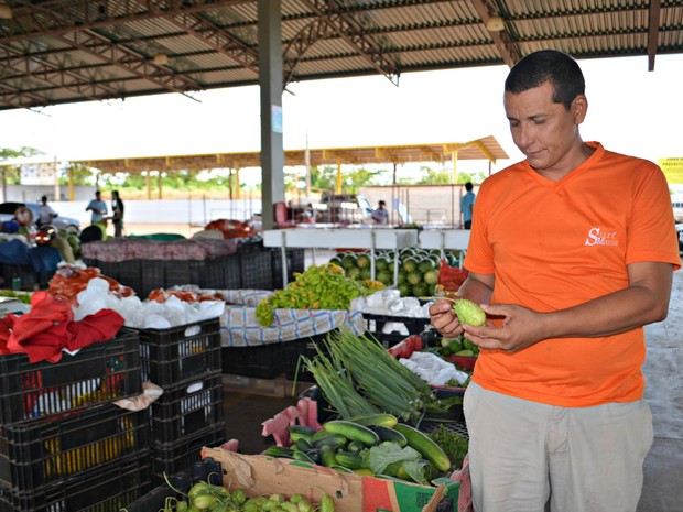 Ex-faxineiro diz que alimentos são usados para fazer sopa para moradores de rua e dependente químicos (Foto: Tácita Muniz/G1) Ex-faxineiro diz que alimentos são usados para fazer sopa para moradores de rua e dependente químicos (Foto: Tácita Muniz/G1)