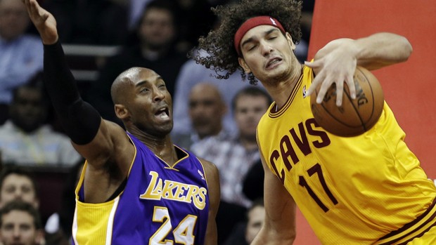 Anderson Varejão e Kobe Bryant - AP (Foto: AP)