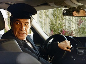 Caetano até que fica bem de motorista de madame (Foto: Malhação / TV Globo)