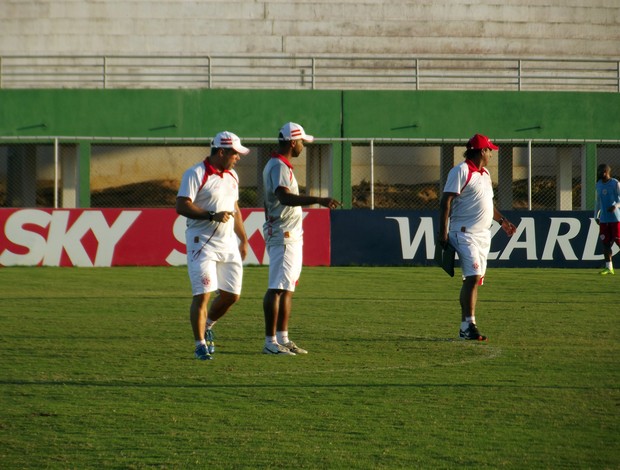 Leandro Sena, técnico do América-RN e seus auxiliares, Severo Júnior e Moura (Foto: Jocaff Souza) Leandro Sena, técnico do América-RN e seus auxiliares, Severo Júnior e Moura (Foto: Jocaff Souza)