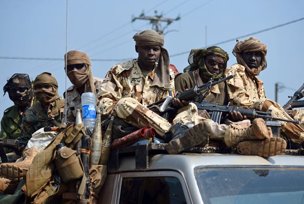 Soldados chadianos da força africana patrulham ruas de Bangui, capital da República Centro-Africana, nesta sexta-feira (10) (Foto: Eric Feferberg/Reuters)