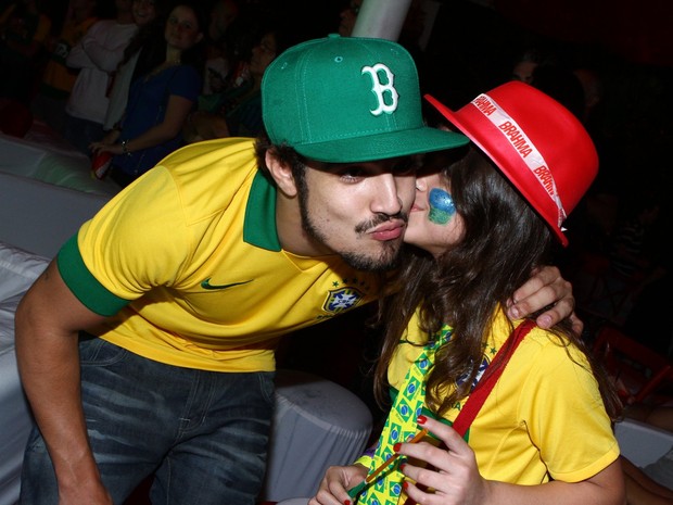 Caio Castro ganha beijo de fã mirim em festa no Rio (Foto: Raphael Mesquita/ Divulgação)