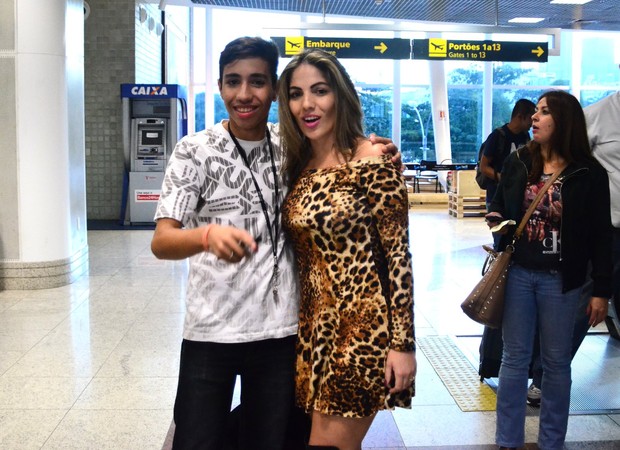 Anamara posa pra foto com fs em aeroporto (Foto: William Oda/Agnews)
