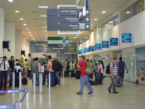 Passageiros no saguão do Aeroporto Internacional de Boa Vista aguardando embarque (Foto: Vanessa Lima)