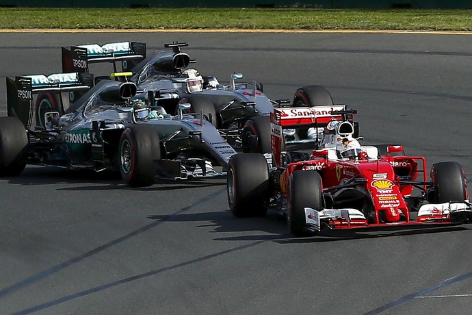 Nico Rosberg e Lewis Hamilton se tocaram na primeira curva do GP da Austrália (Foto: Reuters)