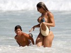 Andréa de Andrade curte praia com o filho