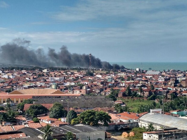 Foto mostra fumaça dos ônibus incendiados em Brasília Teimosa (Foto: Carla França)
