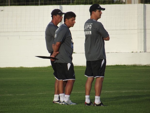 Paulo Porto (ao centro) acompanha treinamento do ABC (Foto: Tiago Menezes)