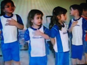 Alunos da Escola Arco Íris aprendem a cantar hino desde pequenos (Foto: Reprodução/TV Integração)
