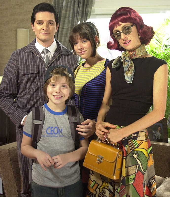 Pedro com a família da trama Começar de Novo em 2004 (Foto: CEDOC / TV Globo)